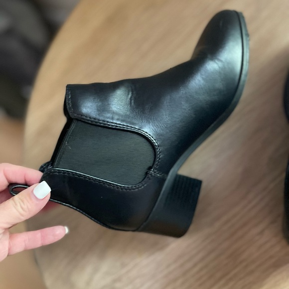 Woman’s black booties - Picture 6 of 6